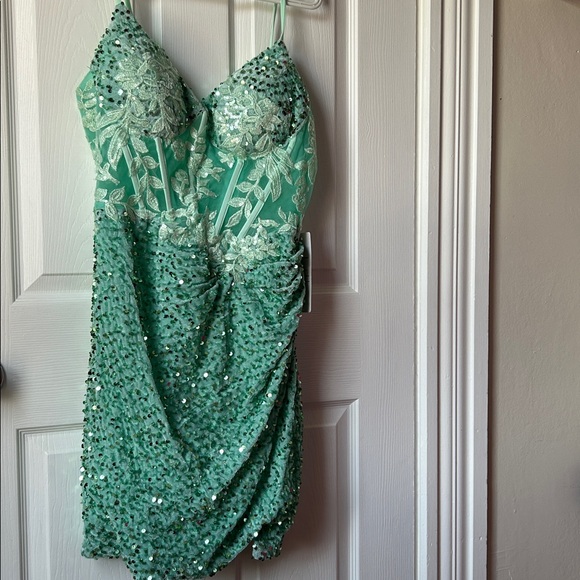 Dresses & Skirts - Stunning embroidered sequin stunner mini dress